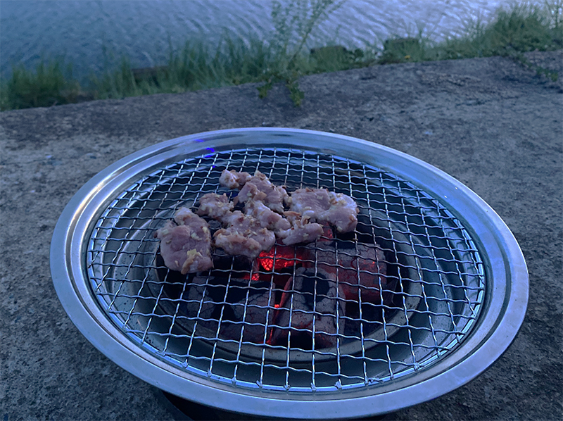 Khi các viên than đỏ đều thì bắt đầu nướng để đảm bảo ít sinh khói Khi các viên than đỏ đều thì bắt đầu nướng để đảm bảo ít sinh khói