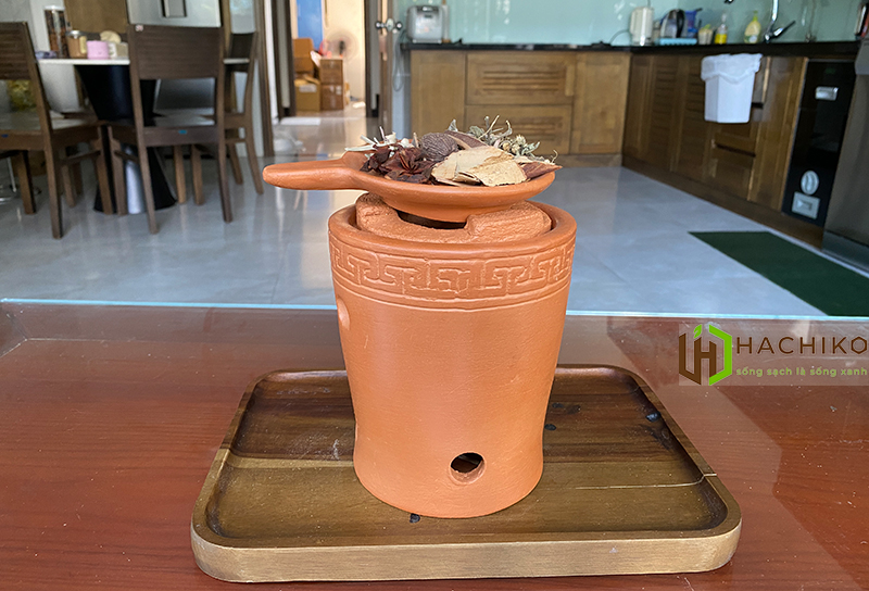 Dùng than Hachiko để xông thảo mộc trong nhà giúp thư giãn, thanh lọc không khí